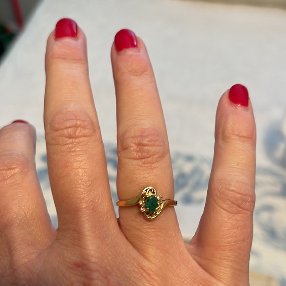 Emerald ring with diamond accents - Picture 3 of 4